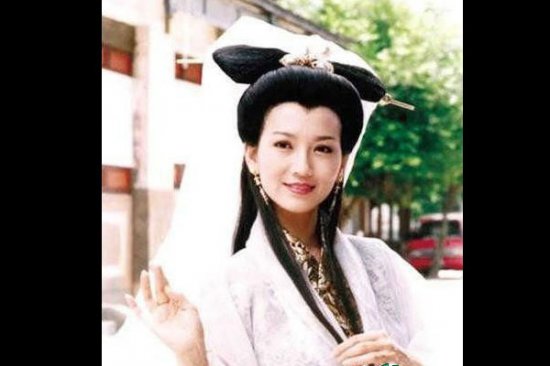 一位叫张磊的反串艺人就因为将赵雅芝饰演的"白娘子"模仿得惟妙惟肖